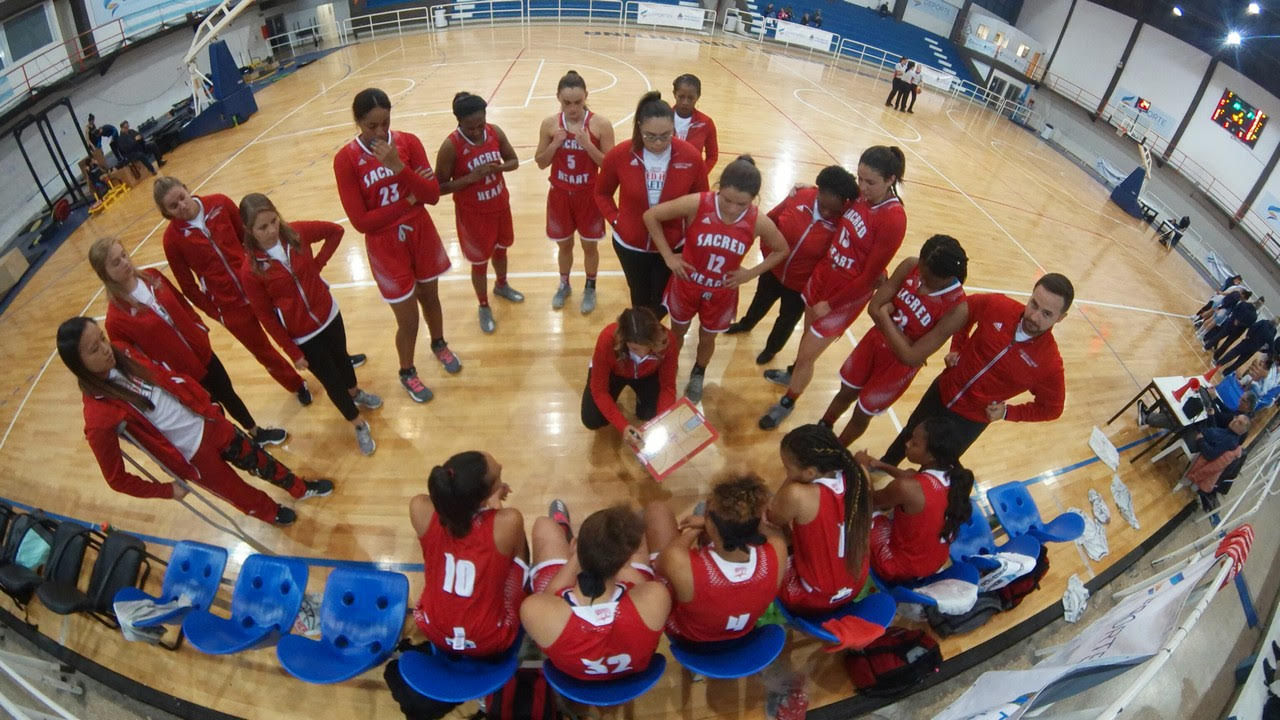 Chicas recibiendo indicaciones en cancha de Basket
